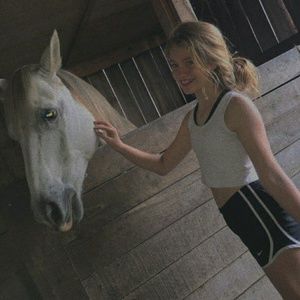 Meet your Posher, Dakota